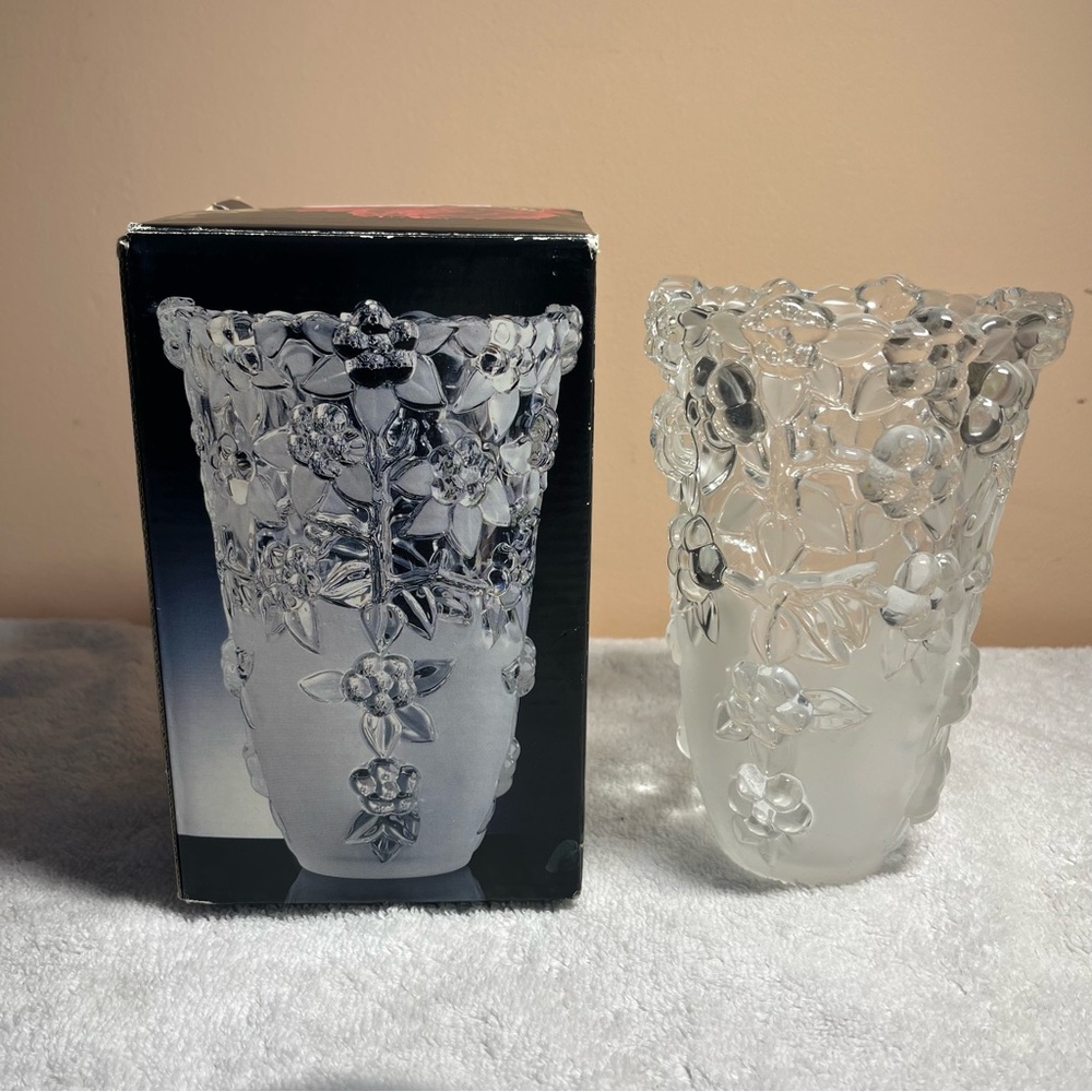 Mikasa Carmen SA 510/616 6.25" Crystal Glass Frosted Embossed Floral Vase In Box